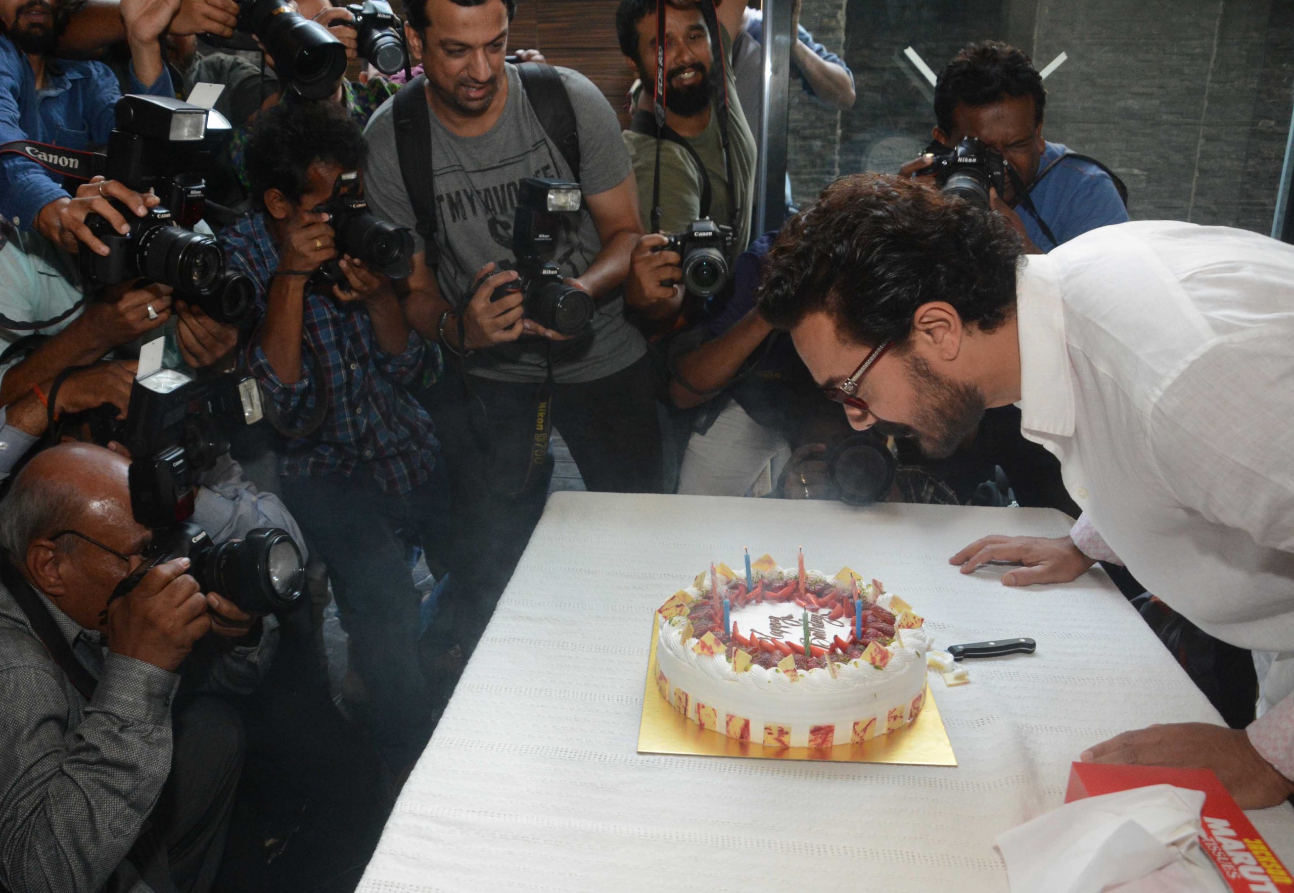 Aamir Khan celebrates his birthday with media folks! - JustShowBiz