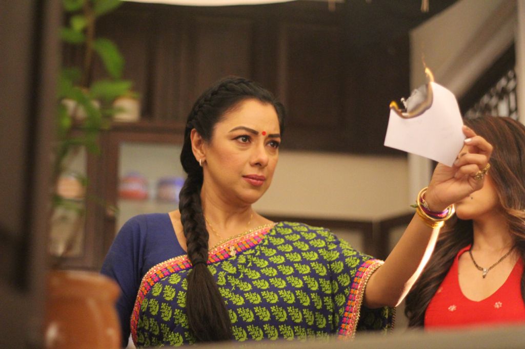 anupama 4th october 2021 written update leela s behaviour shattered anupama justshowbiz